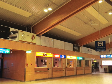 空港内のレンタカーカウンター