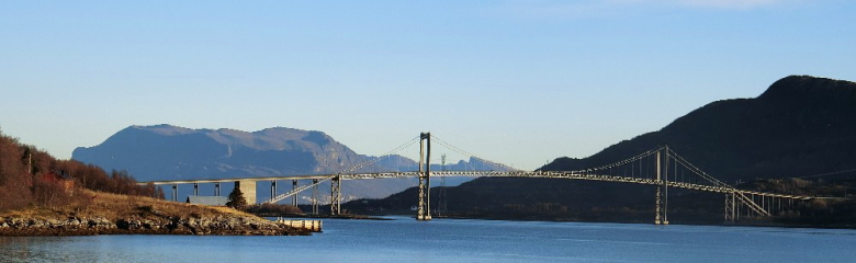 フィヨルドに架かる、空港とハシュタを結ぶ橋
