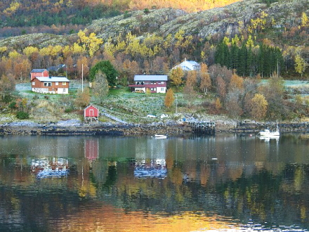 国道E10号線沿いの漁村