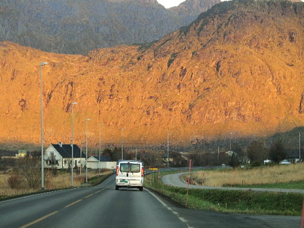 切り立った岩山の麓を走る