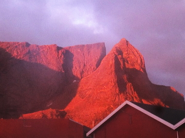 レイネ背後の岩山