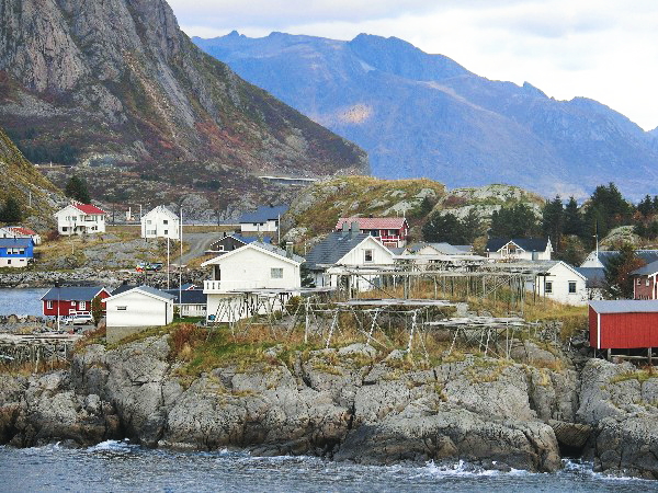 漁村とタラ干し棚