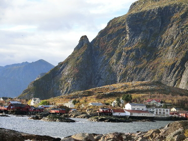 漁村の殆どは岩山の麓にある