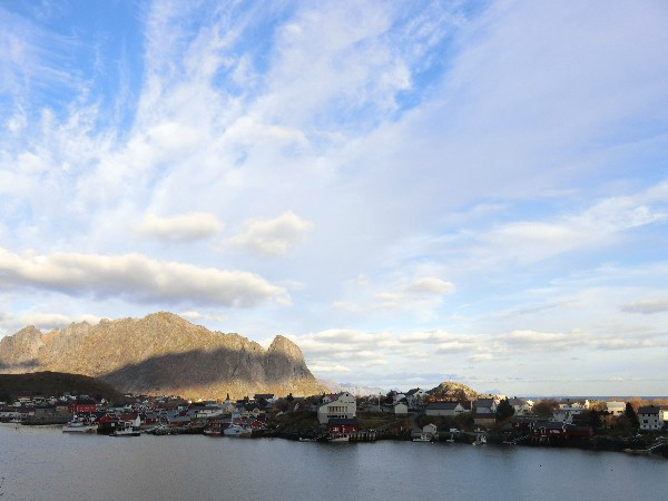 コテージがフィヨルドに並ぶリゾート地