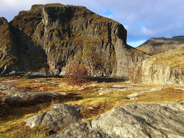 島々の最西端は大きな岩峰で終わっていた