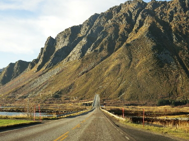 岩山を縫ってのドライブは快適