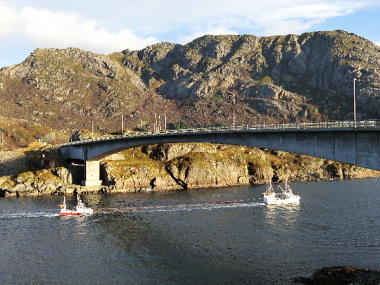 フィヨルドに漁船が通る日常