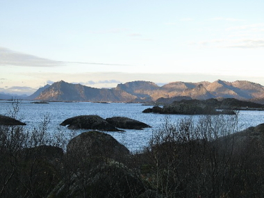 島々に夕暮れが迫る