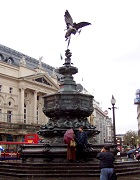 雨でも観光名所ピカデリーサーカスは人が絶えない