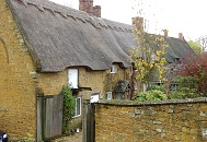 この地方特有の茅葺き屋根、石造りの家