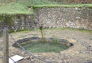 遺跡の中のわき水。昔からのものと聞いた