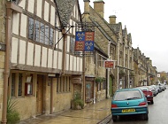 舗装と駐車した車がなかったら中世の街だ