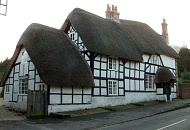 木組み、白い漆喰。古い民家は少なくなっている