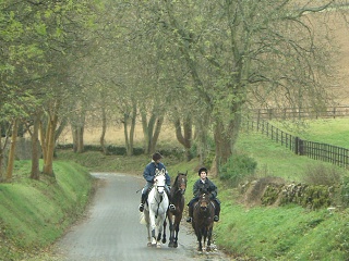 乗馬を楽しむ親子