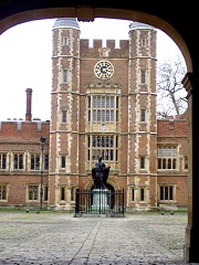 イートン校の正門から