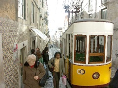 3��������P�[�u���J�[�Ńr�J�͂����Ƃ��L���B�e�[�W���삪�Y�킾