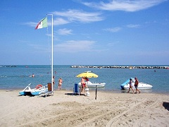 河口には綺麗なビーチが広がっていた