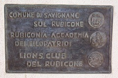 カエサル像の後ろにあったプレート。このグループが作ったと分かる