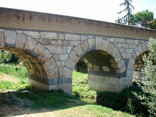 補強されてはいるがローマ時代の橋は健在でした