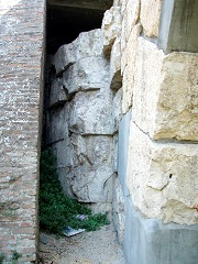 昔の石組みが見えるようになっている